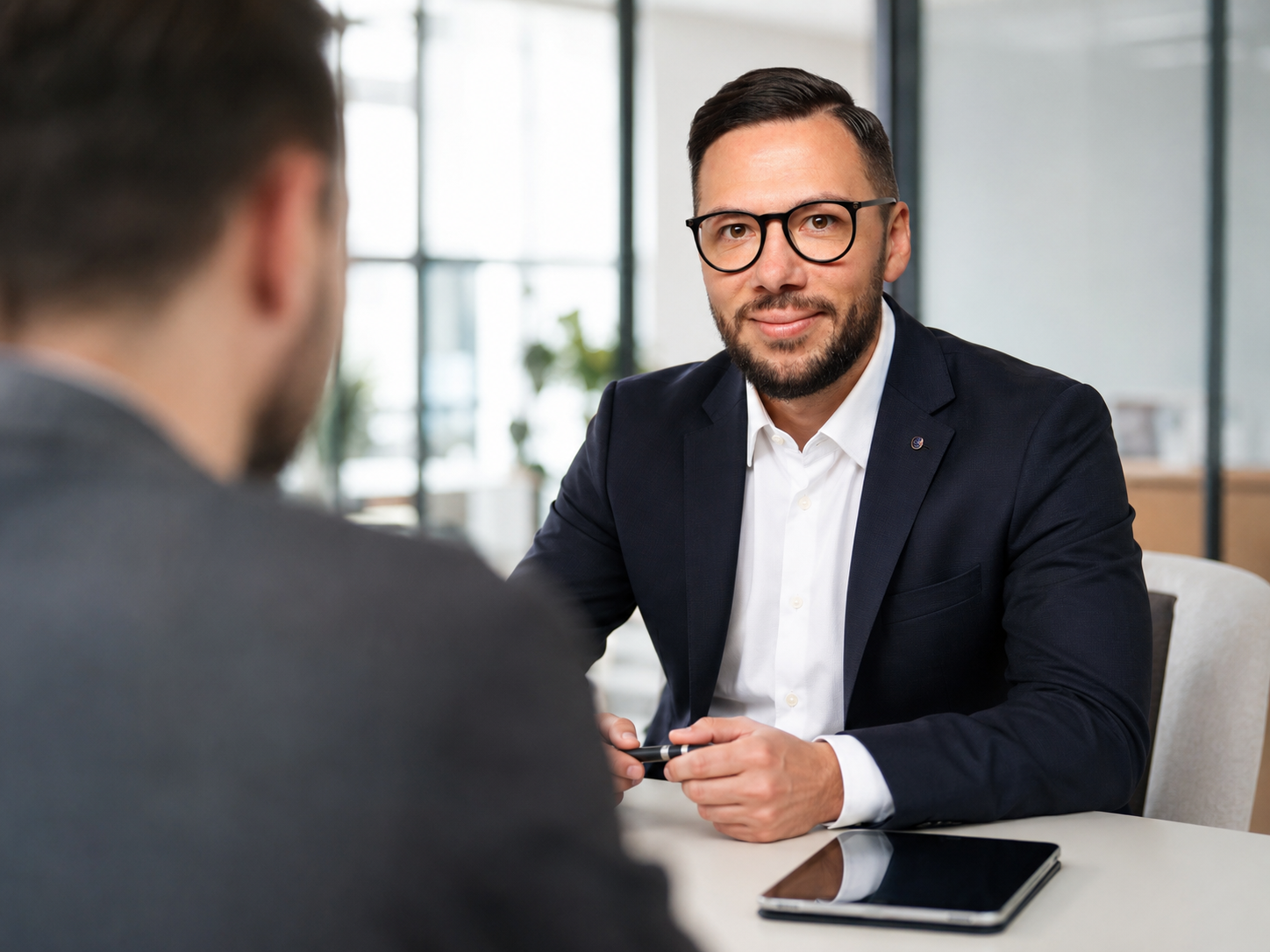 Hakan Alan im Beratungsgespräch